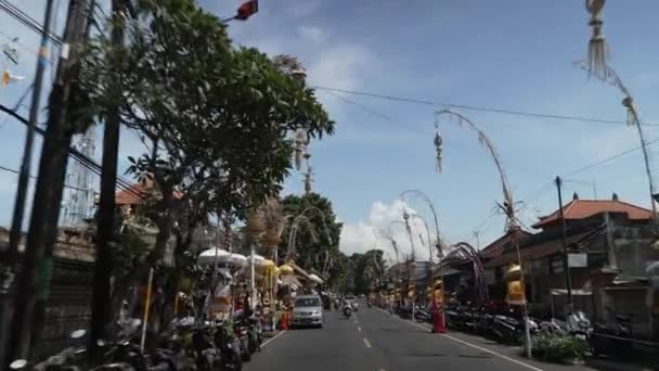Bali Indonesia Guidare Una Strada Decorata Penjors Decorativi Pali Bambù — Video Stock