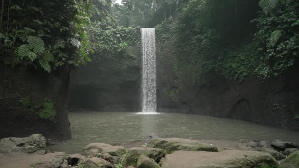 Tibumana Rejtett Vízesés Bali Sziklák Körülvevő Benőtt Zöld Moha — Stock videók