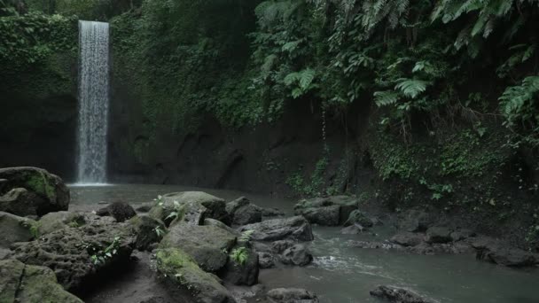 Tibumana Rejtett Vízesés Bali Sziklák Körülvevő Benőtt Zöld Moha — Stock videók