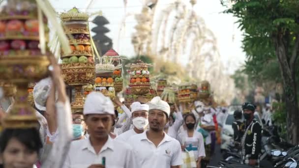 Bali Indonesia Mapeed Tradition Parade Women Carry Gebogan Fruit Street — Stockvideo