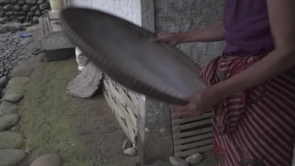 Kampung Naga Indonesia Lavorazione Del Riso Selvatico Winnowing Vecchia Donna — Video Stock