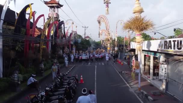 Bali Indonezja Aerial Drone Mapeed Tradition Parade Women Carry Gebogan — Wideo stockowe