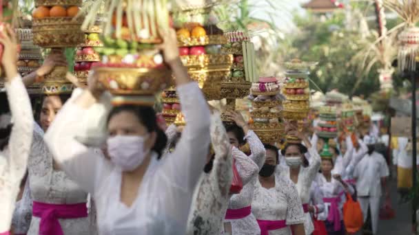 Бали Индонезия Мапидский Традиционный Парад Женщин Несущих Плоды Гебогана Улице — стоковое видео