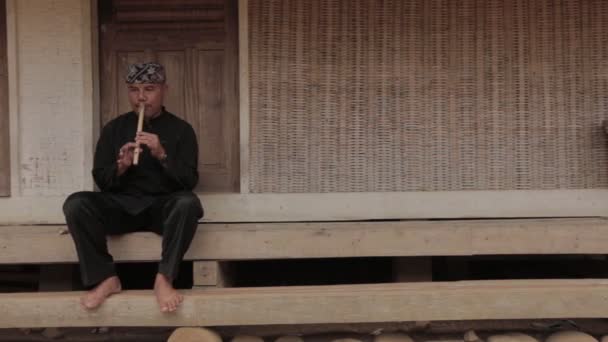 Kampung Naga Indonésia Homem Roupa Preta Tradicional Tocando Flauta Sundanesa — Vídeo de Stock