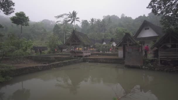 Kampung Naga Indonésie Tradiční Domy Krásná Přírodní Krajina Bujná Zelená — Stock video