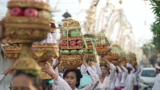 Bali Indonesia Mapeed Tradition Parade Las Mujeres Llevan Fruta Gebogan — Vídeos de Stock