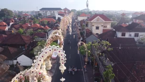 Bali Endonezya Galungan Kuningan Günü Nde Penjors Dekoratif Bambu Polonyalıları — Stok video