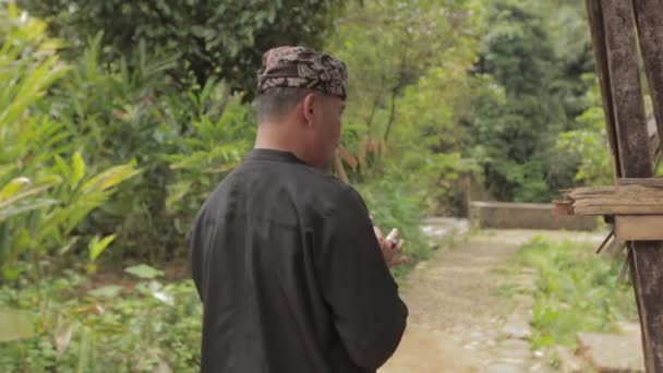 Kampung Naga Ινδονησία Man Traditional Black Outfit Playing Sundanese Flute — Αρχείο Βίντεο