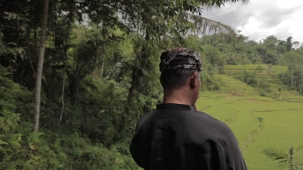 Kampung Naga Indonesië Man Traditionele Zwarte Outfit Die Sundanese Fluit — Stockvideo