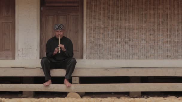 Kampung Naga Indonesië Man Traditionele Zwarte Outfit Die Sundanese Fluit — Stockvideo