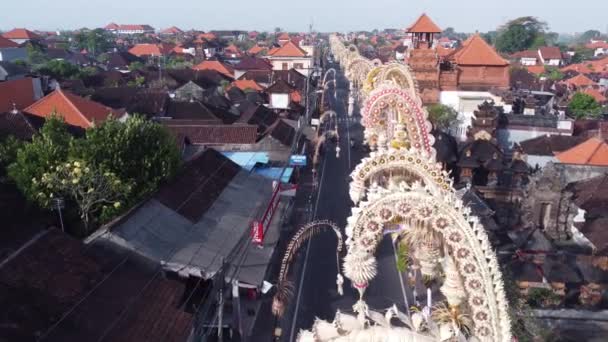 Bali Indonesien Luftdrohne Der Straße Kerobokan Dekoriert Von Penjors Dekorativen — Stockvideo