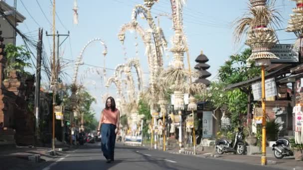 Bali Indonesia Turista Femenina Caminando Calle Decorado Por Penjors Decorativos — Vídeo de stock