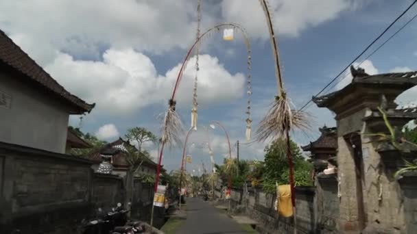 Bali Indonesië Autorijden Een Straat Versierd Door Penjors Decoratieve Bamboe — Stockvideo