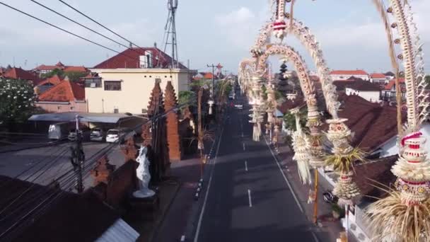 Bali Indonesië Luchtdrone Street Kerobokan Versierd Door Penjors Decoratieve Bamboe — Stockvideo