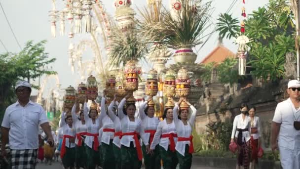 Bali Indonesien Mapeed Tradition Parade Frauen Tragen Gebogan Früchte Auf — Stockvideo