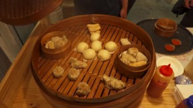 Sıcak Çin yemeği Dimsum Dum Sum Mantı Tabakları