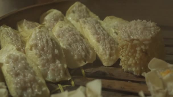 バタゴール バクソ ゴレン 揚げミートボールと豆腐 インドネシアからのスンダ料理東南アジア 魚団子で構成され ピーナッツソースで提供 — ストック動画