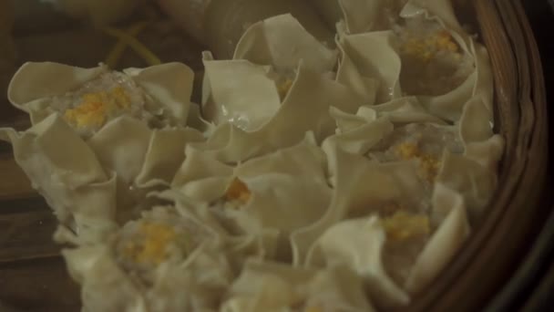 バタゴール バクソ ゴレン 揚げミートボールと豆腐 インドネシアからのスンダ料理東南アジア 魚団子で構成され ピーナッツソースで提供 — ストック動画