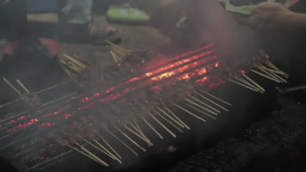 Sate Indonesischer Satay Südostasiatischer Dish Meat Chicken Charcoal Grill — Stockvideo