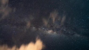 Endonezya, Endonezya, Bulutlar ve Şehir Işığı 'nda 4K Hızlandırılmış Yıldızlı Gece Gökyüzü Samanyolu