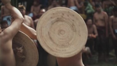 Bali, Endonezya - 24 Haziran 2022: Perang Pandan Mekare-kare - Tenganan Köyü Karangasem Yavaş Hareketinde Geleneksel Savaş Dövüş Dans Ritüeli Geleneği