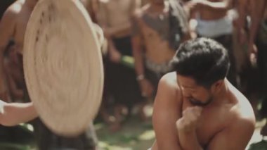 Bali, Endonezya - 24 Haziran 2022: Perang Pandan Mekare-kare - Tenganan Köyü Karangasem Yavaş Hareketinde Geleneksel Savaş Dövüş Dans Ritüeli Geleneği