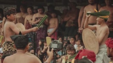 Bali, Endonezya - 24 Haziran 2022: Perang Pandan Mekare-kare - Tenganan Köyü Karangasem Yavaş Hareketinde Geleneksel Savaş Dövüş Dans Ritüeli Geleneği