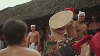 Bali, Endonezya - 24 Haziran 2022: Perang Pandan Mekare-kare - Tenganan Köyü Karangasem Yavaş Hareketinde Geleneksel Savaş Dövüş Dans Ritüeli Geleneği