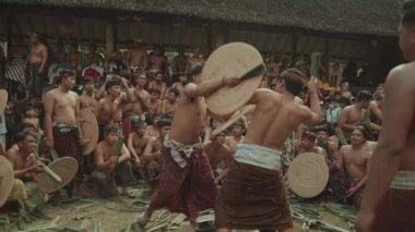 Bali, Endonezya - 24 Haziran 2022: Perang Pandan Mekare-kare - Tenganan Köyü Karangasem Yavaş Hareketinde Geleneksel Savaş Dövüş Dans Ritüeli Geleneği