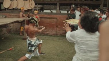 Bali, Endonezya - 24 Haziran 2022: Balili Kadın Ngurek Ngurek Ngunying Extreme Tradition Bilinçsiz Durum, Keskin Hançer Göğsü