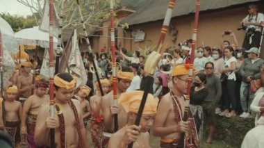 Bali, Endonezya - 24 Haziran 2022: Perang Pandan Mekare-kare 'den önce Ayin Töreni - Tenganan Köyü Yavaş Hareketi