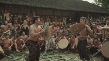 Bali, Endonezya - 24 Haziran 2022: Perang Pandan Mekare-kare - Tenganan Köyü Karangasem Yavaş Hareketinde Geleneksel Savaş Dövüş Dans Ritüeli Geleneği