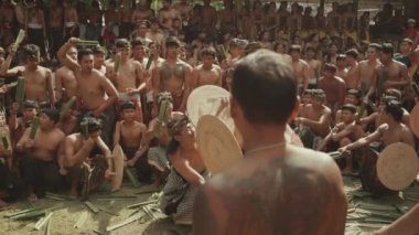 Bali, Endonezya - 24 Haziran 2022: Perang Pandan Mekare-kare - Tenganan Köyü Karangasem Yavaş Hareketinde Geleneksel Savaş Dövüş Dans Ritüeli Geleneği