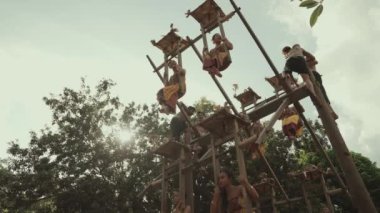 Bali, Endonezya - 24 Haziran 2022: Mekare-kare Perang Savaş Seremonisi sırasında Tenganan Antik Köyünde Ayunan Meayunan Geleneksel Swing Yürüyüşü