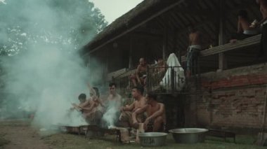 Bali, Endonezya - CIRCA 2022: Günlük Köylüler Perang Pandan Savaşı öncesi Tenganan Antik Köyü