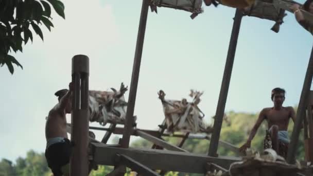 インドネシア バリ2022年6月24日 メケア ペラン パンダン戦争中のテンガナン古代村での女性乗馬アーユナン ミーアン伝統的なスイング プロセススローモーション — ストック動画