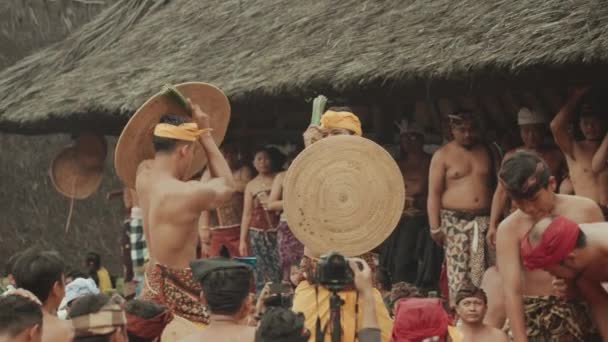 Bali Indonesië Juni 2022 Perang Pandan Mekare Kare Traditionele Oorlog — Stockvideo