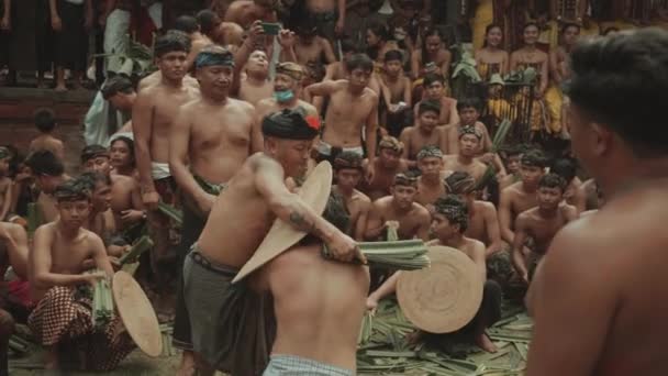 Bali Indonesien Juni 2022 Perang Pandan Mekare Kare Traditionell Krigskamp — Stockvideo