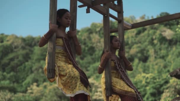 Bali Indonésia Junho 2022 Mulheres Cavalgando Ayunan Meayunan Tradicional Balanço — Vídeo de Stock
