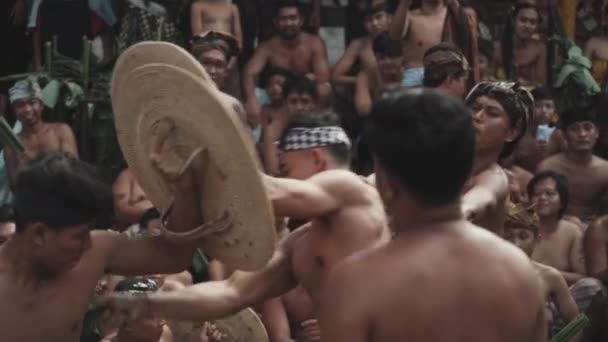 Bali Indonesië Juni 2022 Perang Pandan Mekare Kare Traditionele Oorlog — Stockvideo