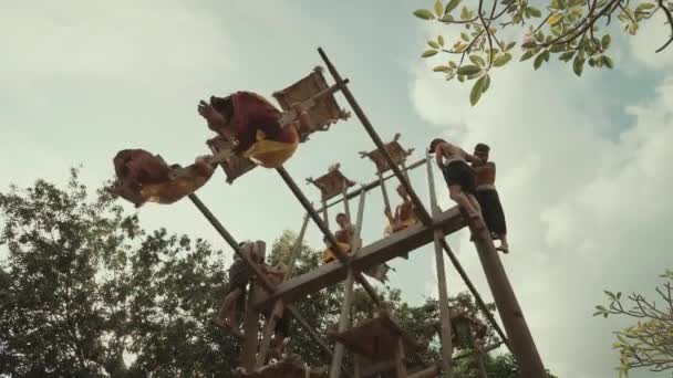 Bali Indonesia June 2022 Women Riding Ayunan Meayunan Traditional Swing — Stock Video