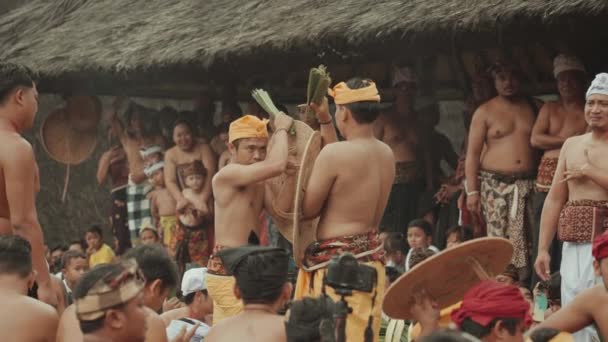 Bali Індонезія Червня 2022 Perang Pandan Mekare Kare Traditional War — стокове відео