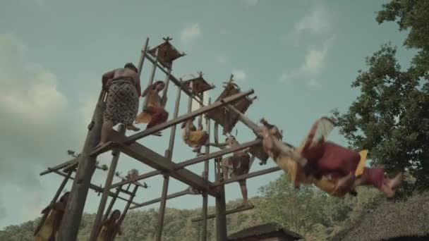 Bali Indonesia Juni 2022 Women Riding Ayunan Meayunan Traditional Swing — Stok Video
