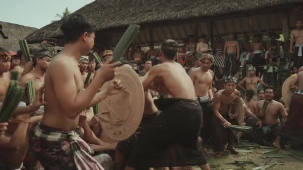 Bali Indonesien Juni 2022 Perang Pandan Mekare Kare Traditionell Krigskamp — Stockvideo