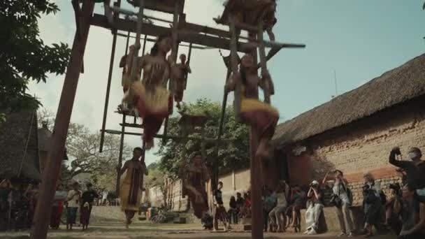 Bali Indonesien Juni 2022 Frauen Reiten Ayunan Meayunan Traditionelle Schaukelprozession — Stockvideo
