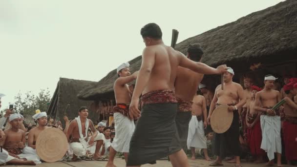 Bali Indonesië Juni 2022 Perang Pandan Mekare Kare Traditionele Oorlog — Stockvideo