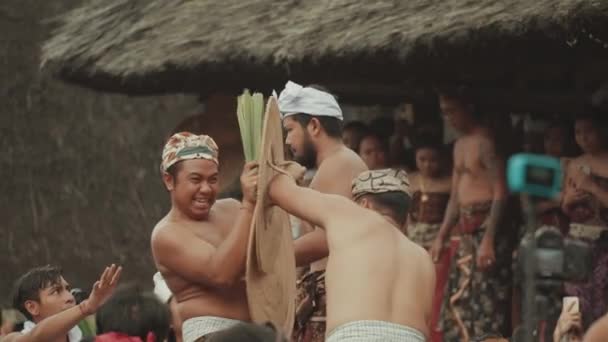 Bali Indonesië Juni 2022 Perang Pandan Mekare Kare Traditionele Oorlog — Stockvideo