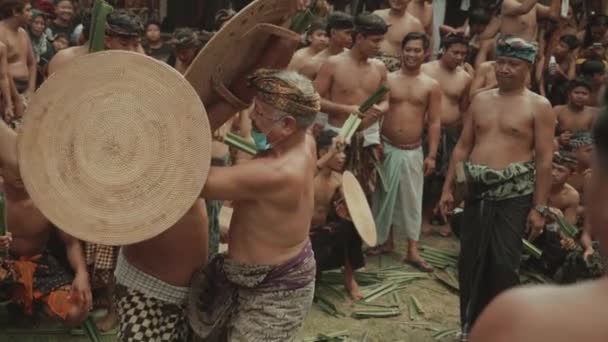Bali Indonesia Junio 2022 Perang Pandan Mekare Kare Tradicional Lucha — Vídeo de stock