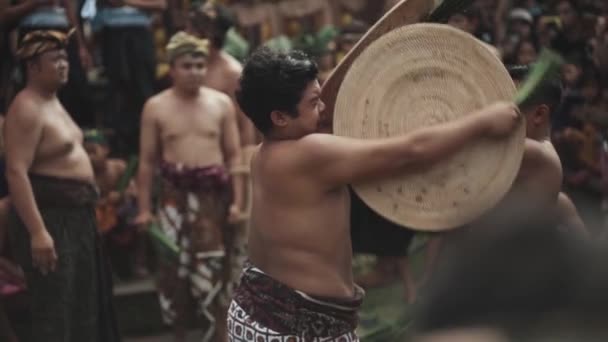 Bali Indonesia Junio 2022 Perang Pandan Mekare Kare Tradicional Lucha — Vídeos de Stock