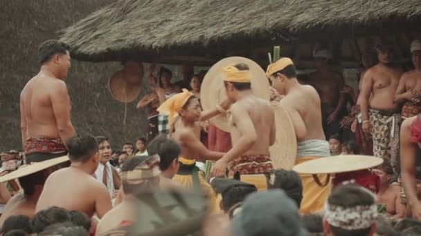 Bali Indonesië Juni 2022 Perang Pandan Mekare Kare Traditionele Oorlog — Stockvideo